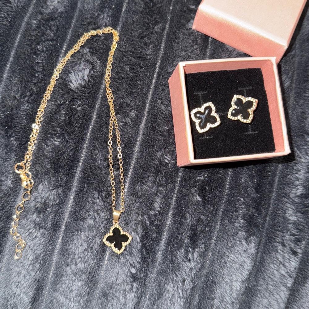 BRAND NEW‼️‼️

🖤Elegant Gold and Black Clover Jewelry Set🖤